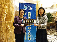 Prof. Isabella Poon (left), Pro-Vice-Chancellor of CUHK, presents a souvenir to Prof. Hong An, Vice President of Jinan University
